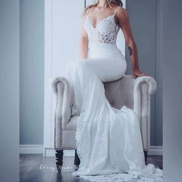 Enzoani : Mckinley : Ivory/Nude : Wedding Dress : Mermaid,train : V-Neck straps - Picture 13 of 16